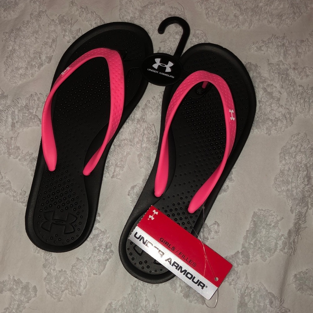NWT Under Armour size 5 girls flip flops
